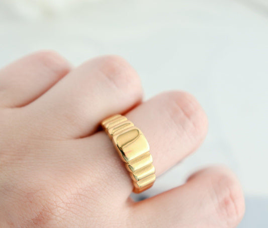 Bold Ridge Ring