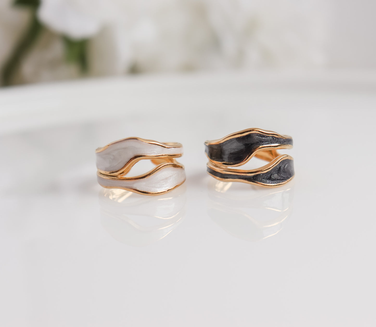 Resizable Black or White Resin Wavy Ring