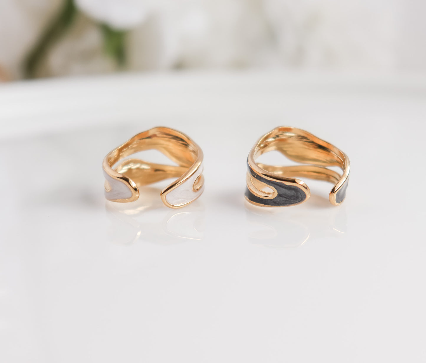 Resizable Black or White Resin Wavy Ring