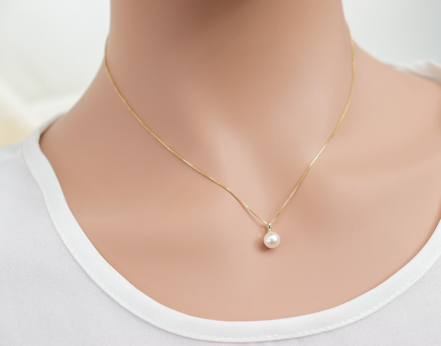 Solitaire Pearl Necklace