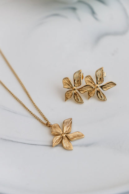 Flower Pendant Necklace