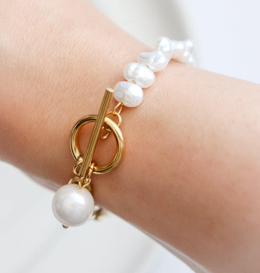 Pearl Circle Closure Bracelet