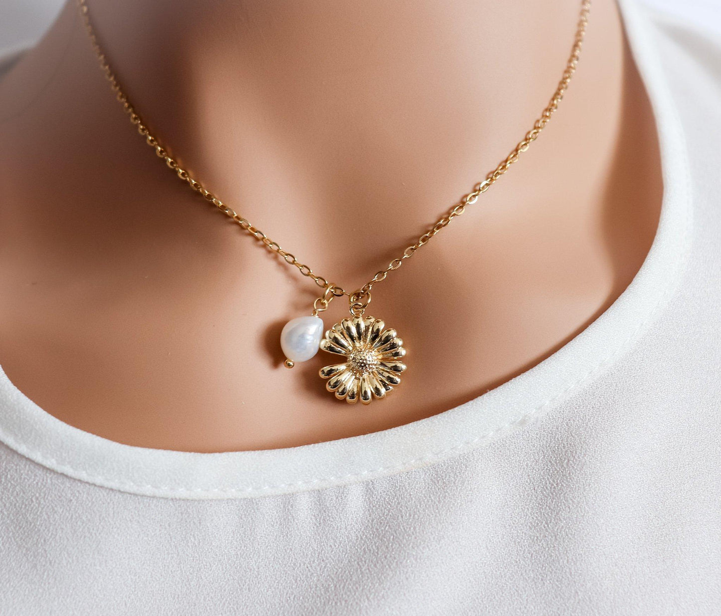 Daisy and Pearl Necklace