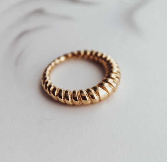 Thin Croissant Ring